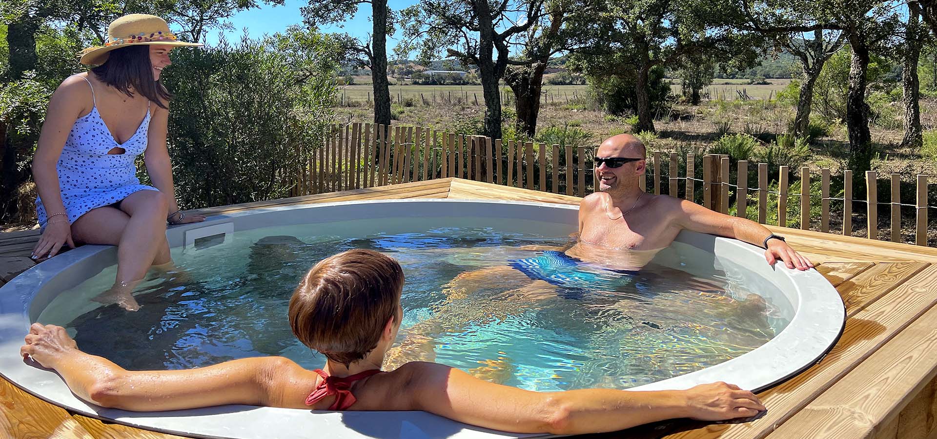 Camping porto vecchio bungalow 600 bain detente couple fille